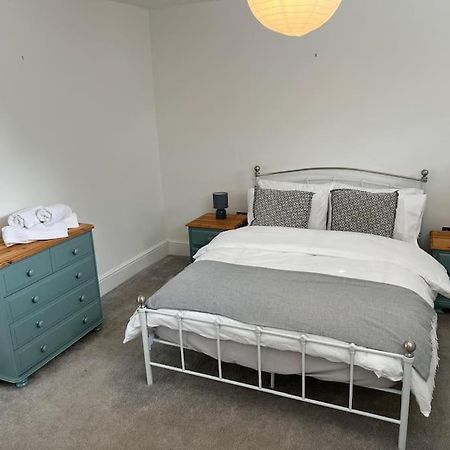 2 Bedroom Cottage In Old Town Swindon Esterno foto