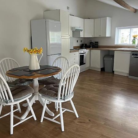 2 Bedroom Cottage In Old Town Swindon Esterno foto