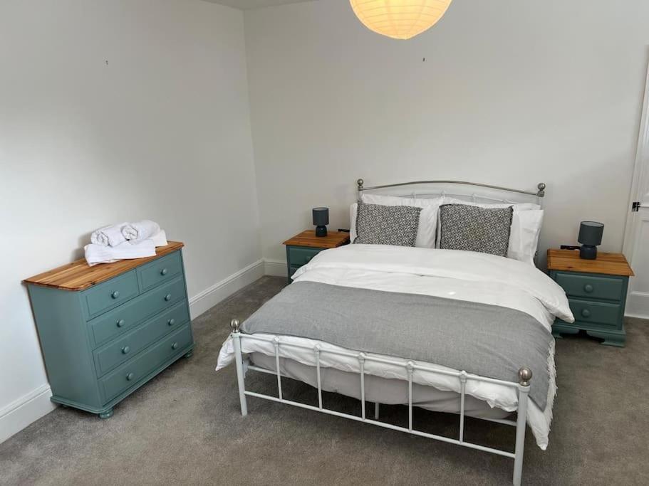 2 Bedroom Cottage In Old Town Swindon Esterno foto