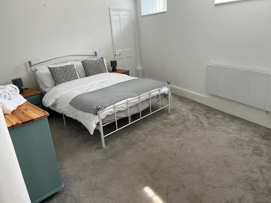 2 Bedroom Cottage In Old Town Swindon Esterno foto