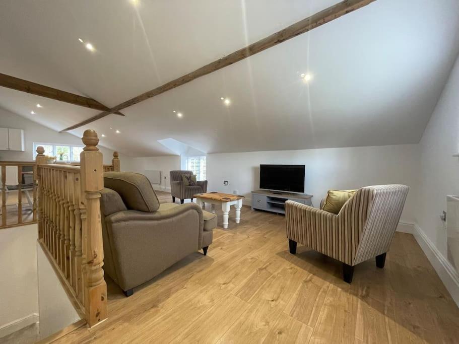 2 Bedroom Cottage In Old Town Swindon Esterno foto