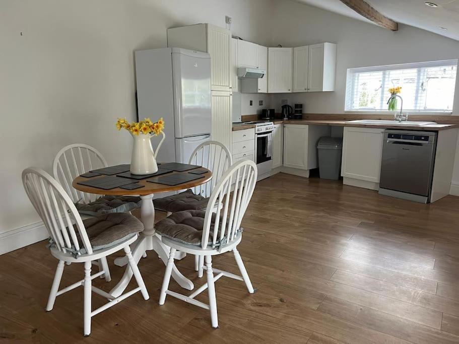 2 Bedroom Cottage In Old Town Swindon Esterno foto
