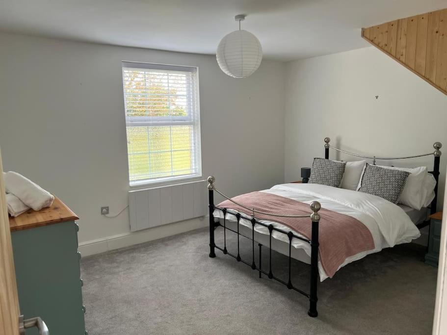2 Bedroom Cottage In Old Town Swindon Esterno foto