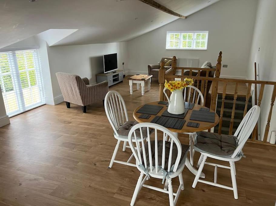 2 Bedroom Cottage In Old Town Swindon Esterno foto