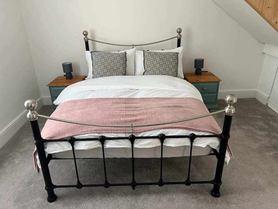 2 Bedroom Cottage In Old Town Swindon Esterno foto