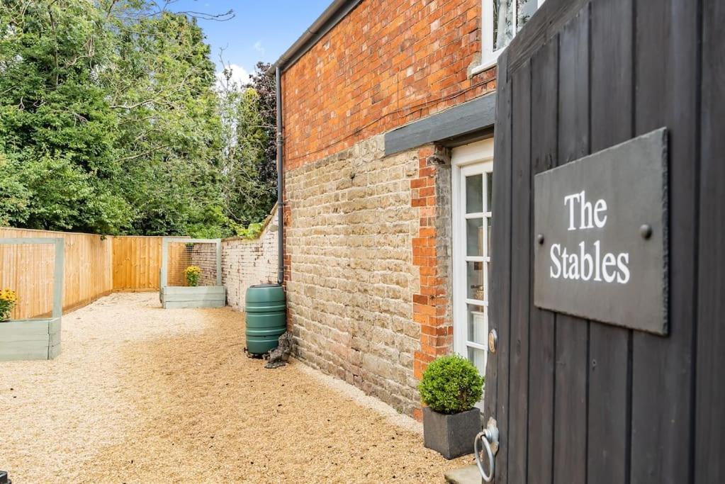 2 Bedroom Cottage In Old Town Swindon Esterno foto